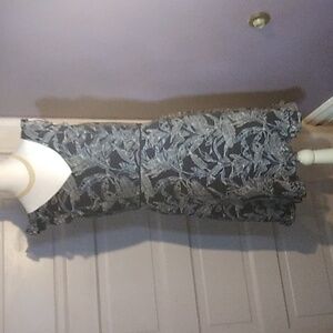 Tommy Hilfiger sz8 sleevless dress with Ruffled hem.